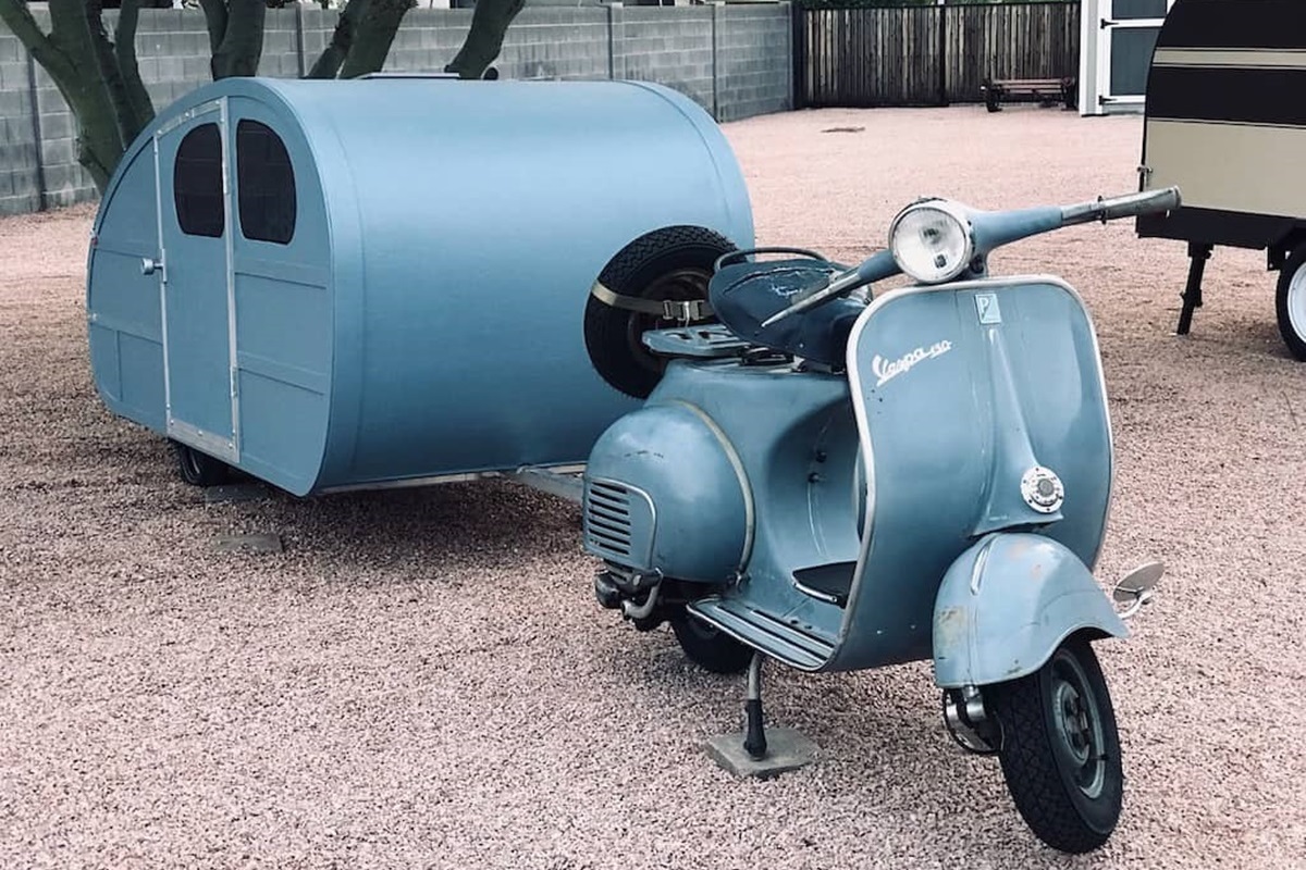 La Vespa de 1962 y la minicaravana terminada