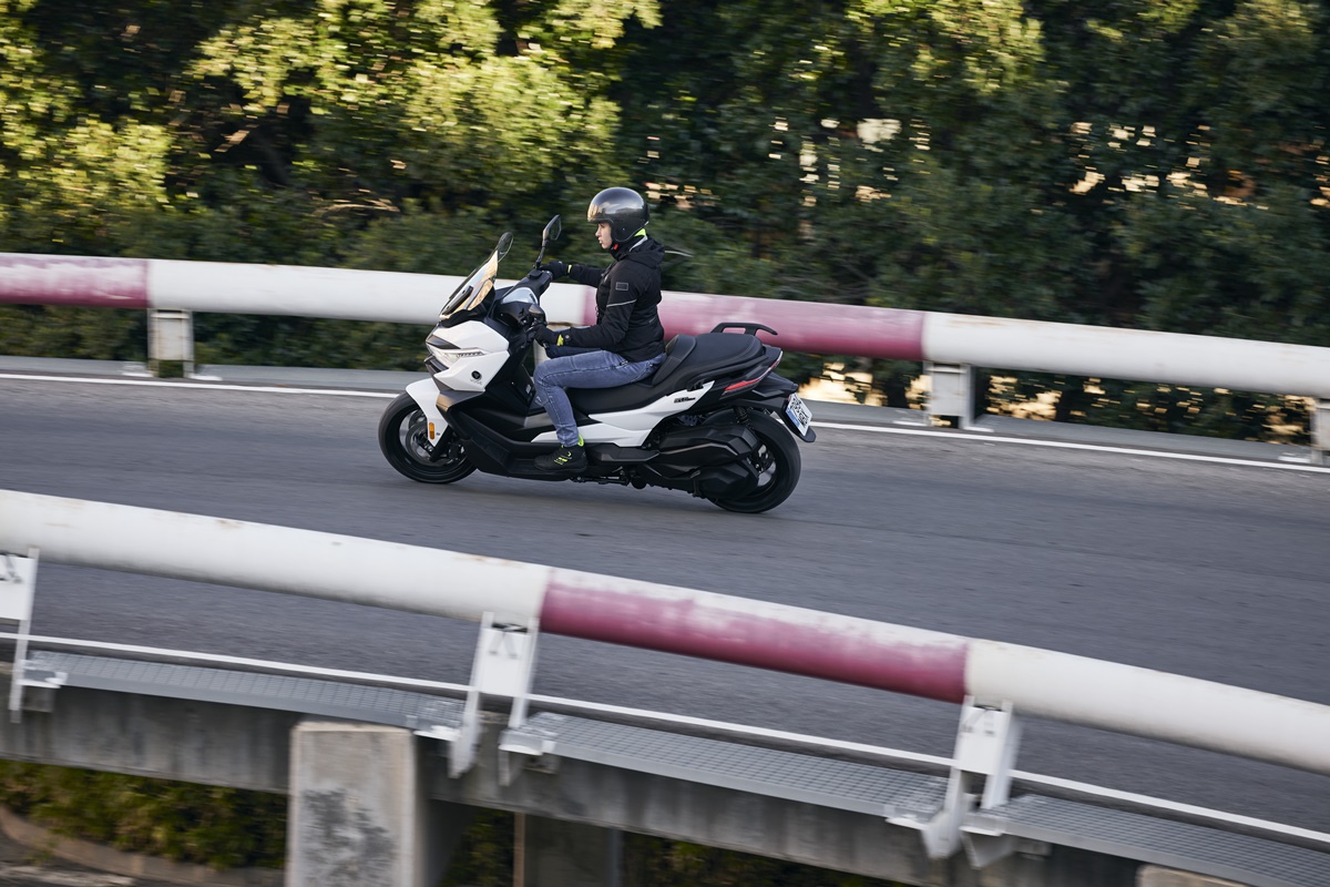 Voge SR4 Max 2023 en acción