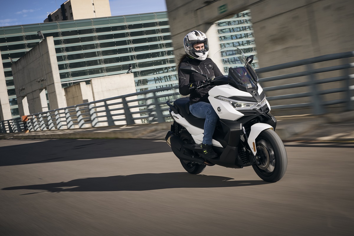 Voge SR4 Max 2023 en acción