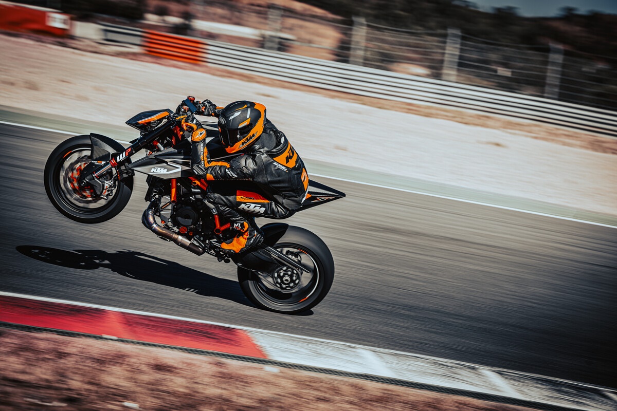 KTM 1290 Super Duke RR en acción
