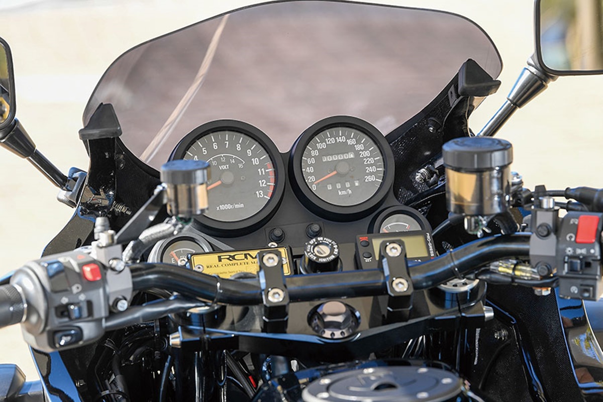 Kawasaki GPZ900R Type-R by AC Sanctuary en detalle