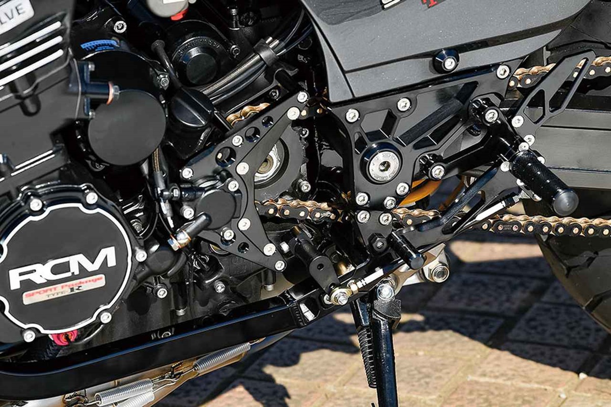 Kawasaki GPZ900R Type-R by AC Sanctuary en detalle