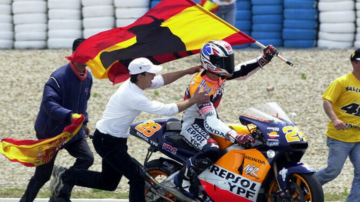 Crivillé celebra la victoria en el GP de Jerez de 2001