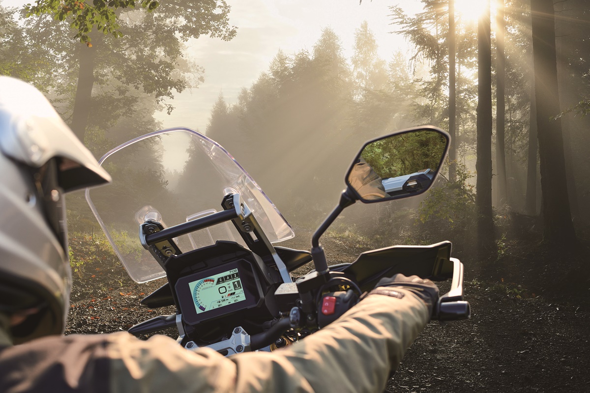 Suzuki V-Strom 1050DE 2023 en acción