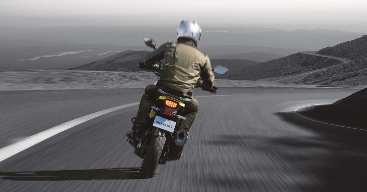 Suzuki V-Strom 1050 TECH 2023 en acción