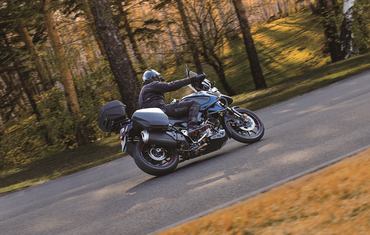 Suzuki V-Strom 1050 TECH 2023 en acción