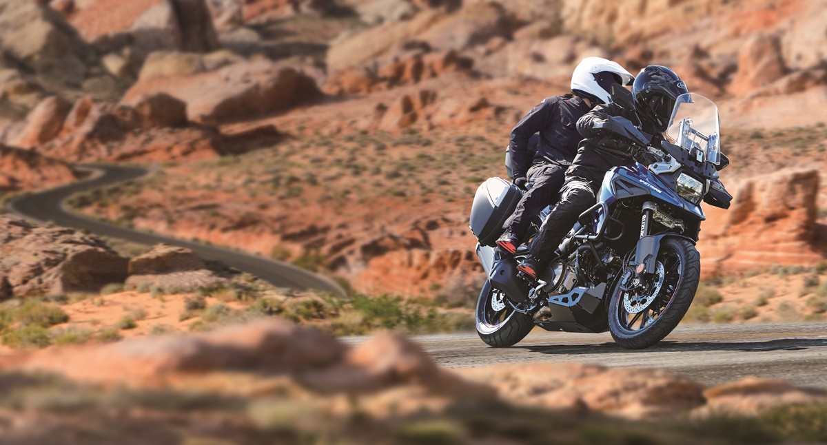 Suzuki V-Strom 1050 TECH 2023 en acción