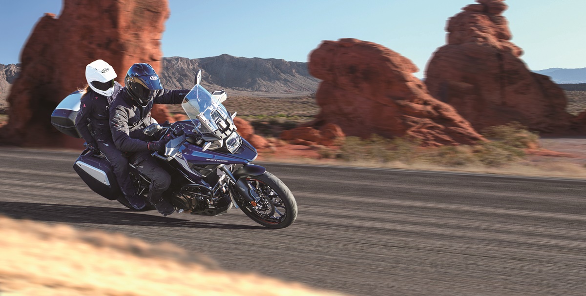 Suzuki V-Strom 1050 TECH 2023 en acción