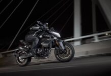 CFMoto 800NK 2023 en acción