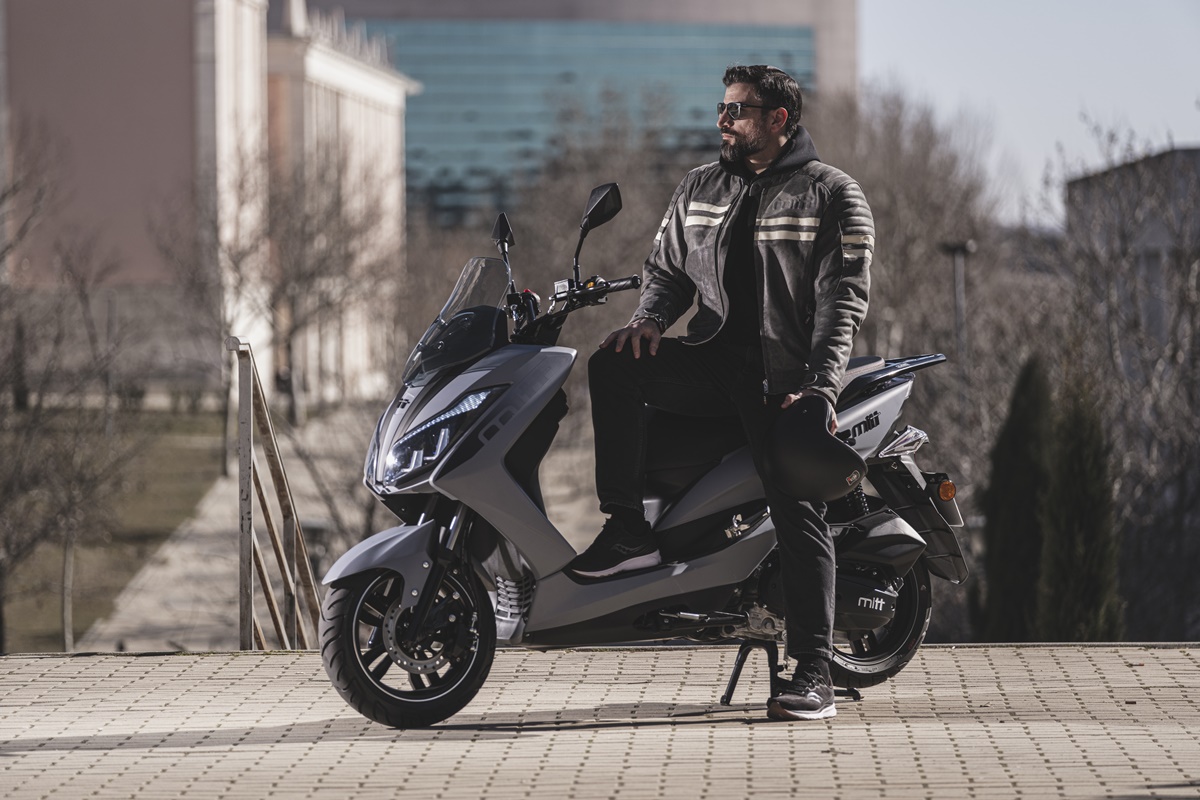 MIIT 125 Legrand Grey Denim en acción