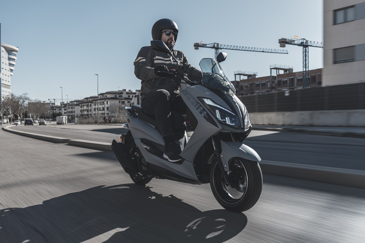 MIIT 125 Legrand Grey Denim en acción
