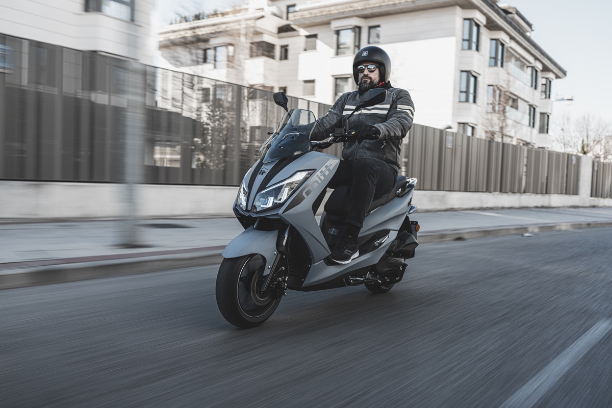 MIIT 125 Legrand Grey Denim en acción