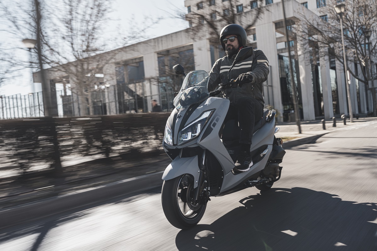 MIIT 125 Legrand Grey Denim en acción