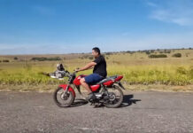 La moto es peculiar donde las haya