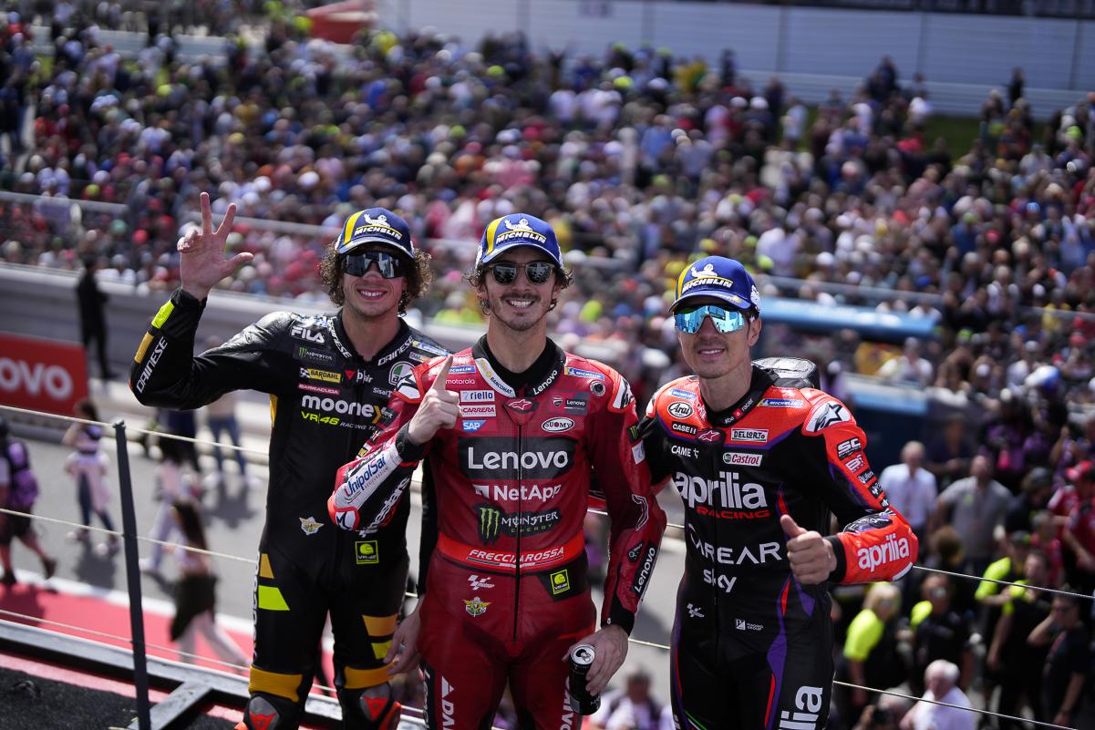 Bezzechi y Viñales acompañaron a Bagnaia en el podio
