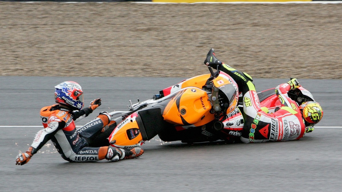 Caída de Rossi y Stoner en el GP de jerez de 2011