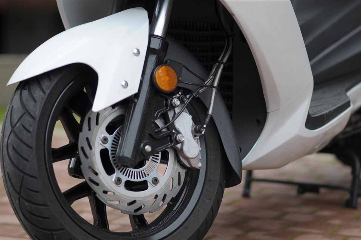Una moto con ABS puede salvarnos de una caída