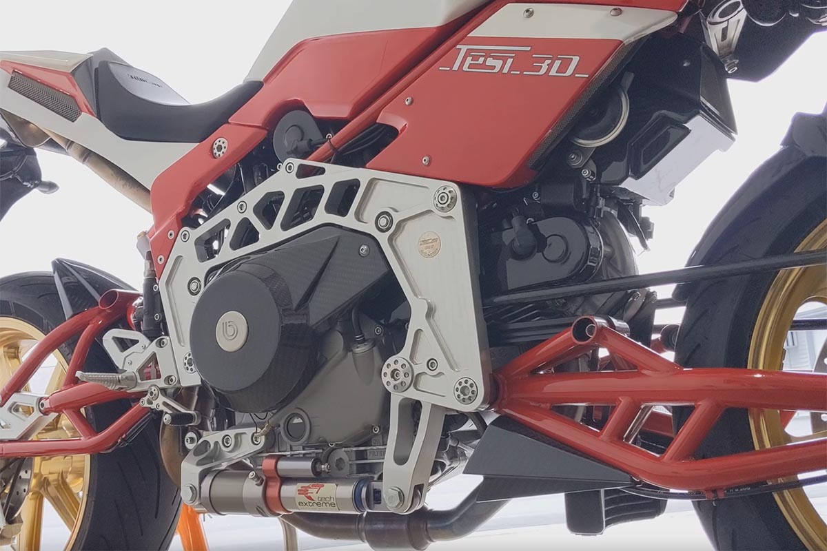 Si nos fijamos, la moto dispone de dos basculantes