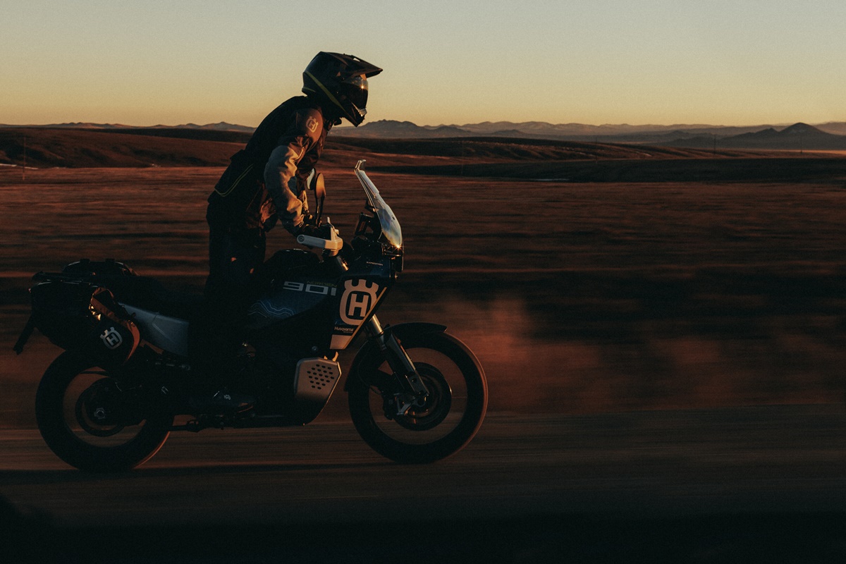Husqvarna Norden 901 Expedition 2023 en acción