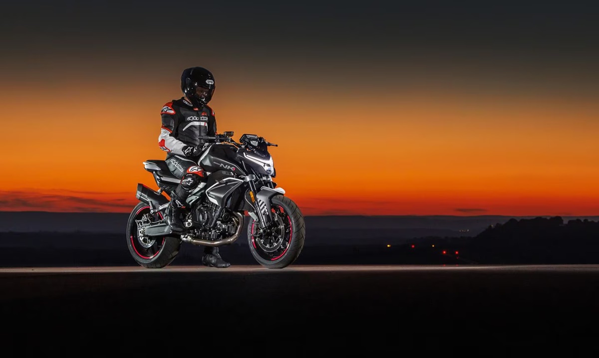 CFMoto 800NK 2023 en acción