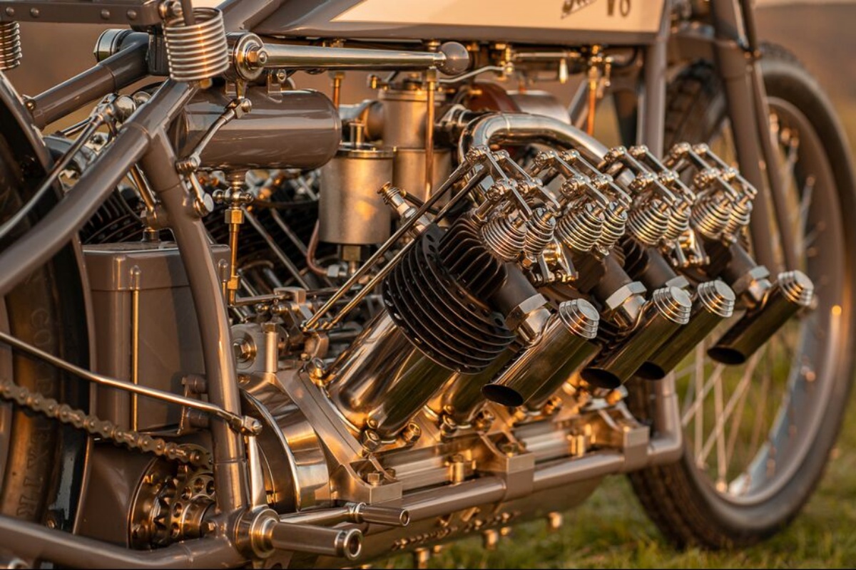 V8 casero con tren de válvulas abierto: varillas largas, balancines y resortes para 2 válvulas por cilindro