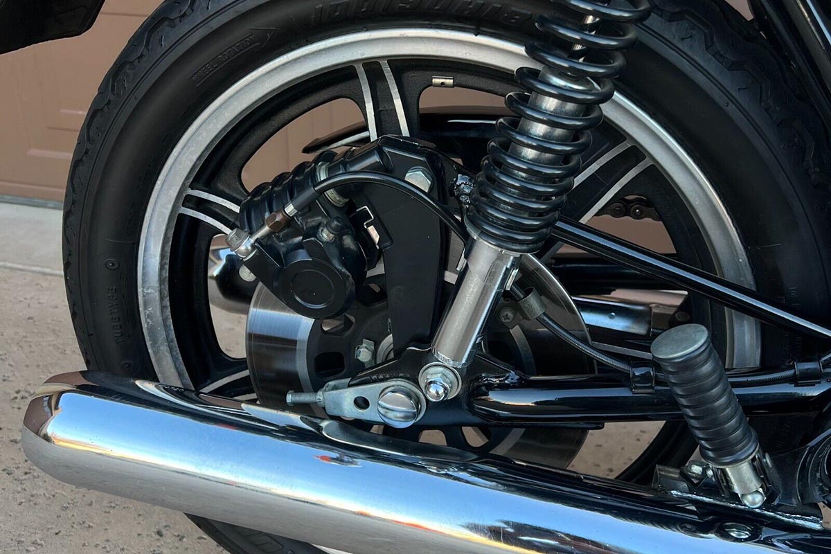 Realmente sorprende el estado de la moto a la que solo se le han cambiado neumáticos, batería y los latiguillos