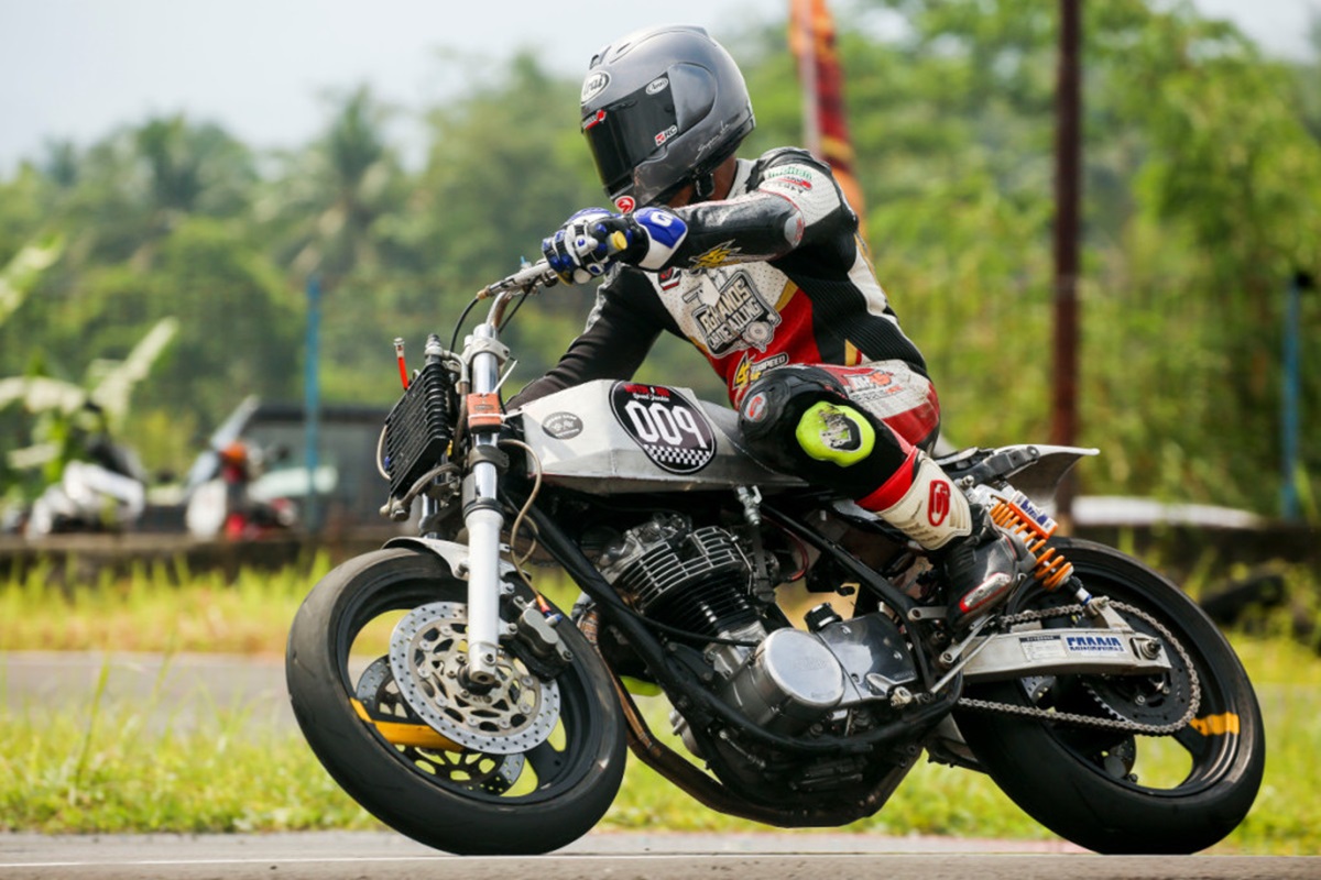 Yamaha SR400 Race Bike en acción