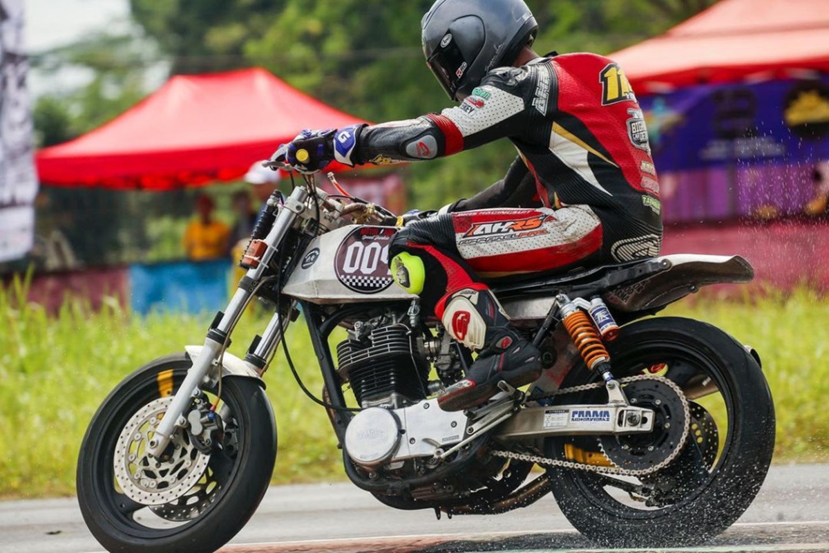 Yamaha SR400 Race Bike en acción