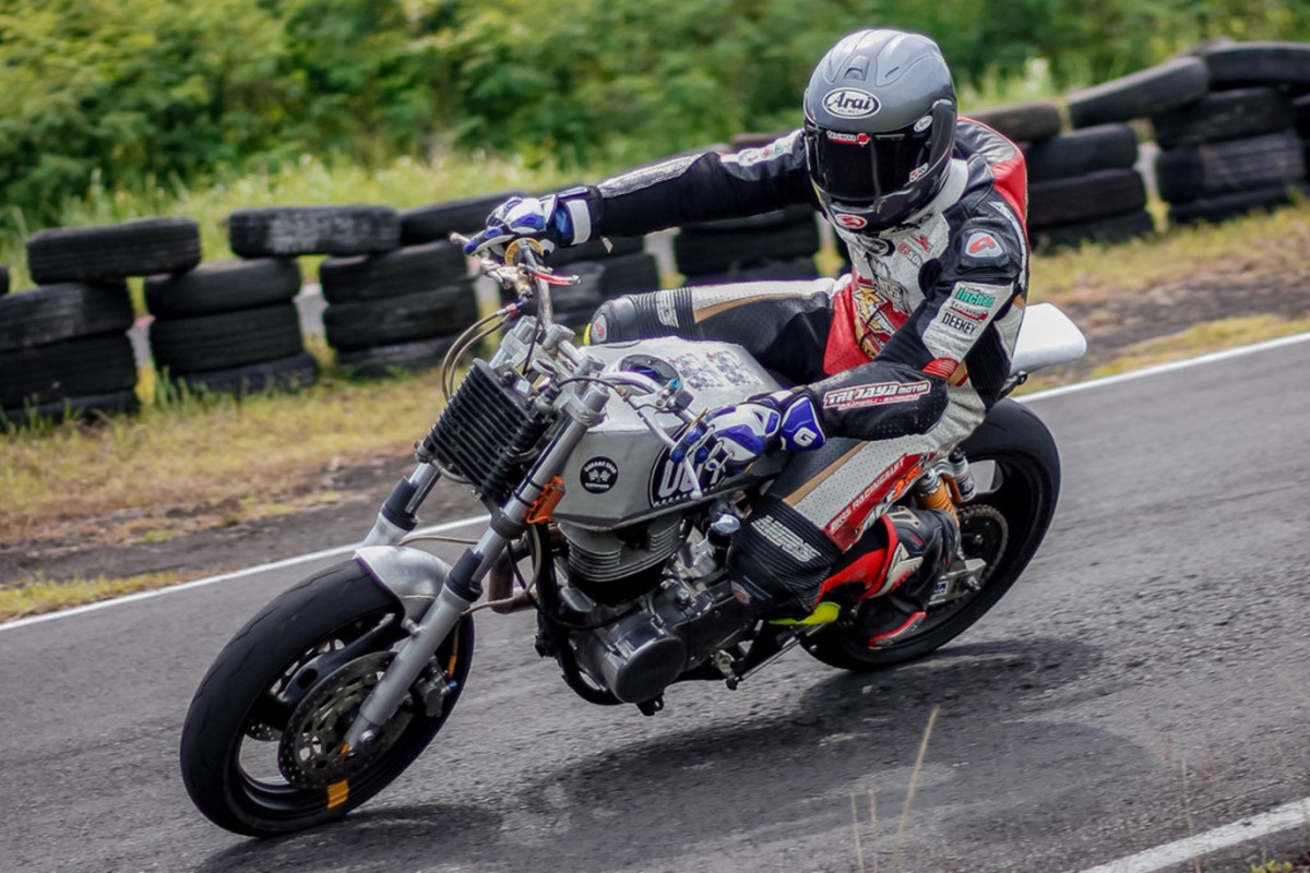 Yamaha SR400 Race Bike en acción