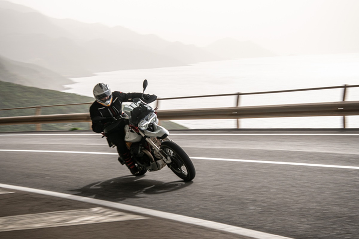 Moto Guzzi V85 TT en acción