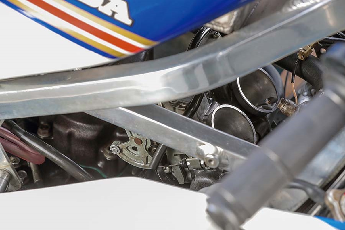 Honda NS250R Rothmans replica Freddie Spencer 1985 en detalle
