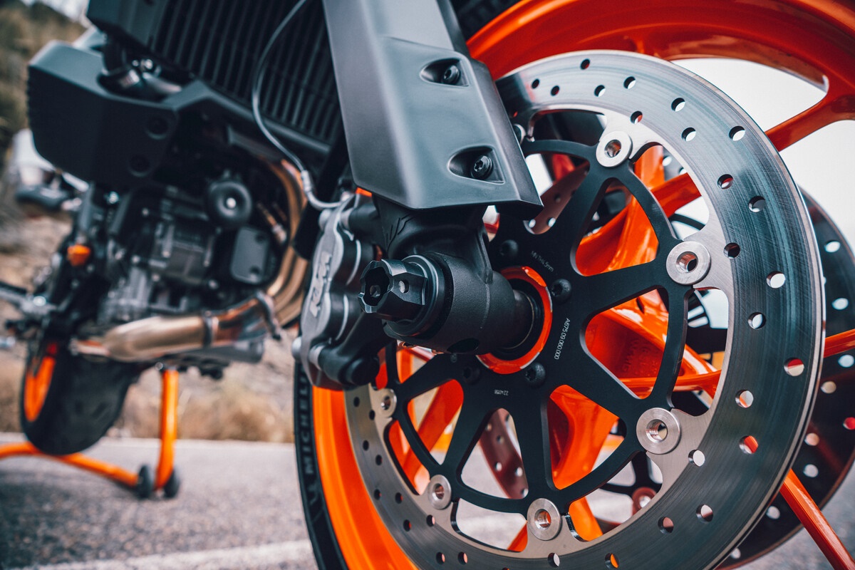 KTM 890 SMT 2023 en detalle