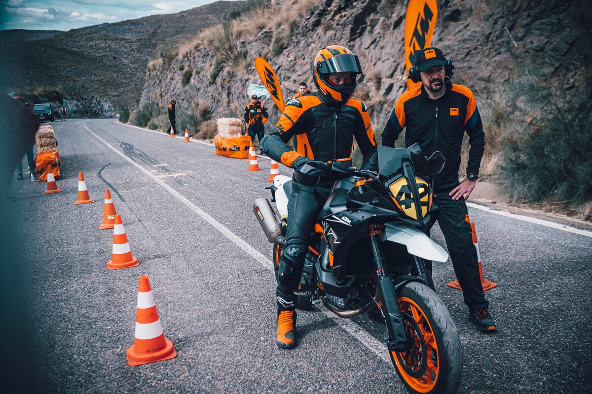 KTM 890 SMT 2023 en acción