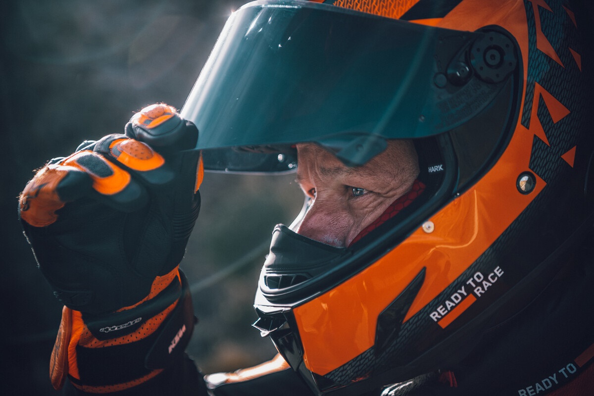 KTM 890 SMT 2023 en acción
