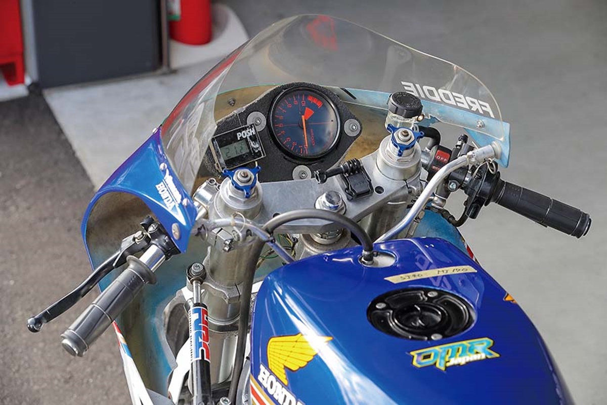 Honda NS250R Rothmans replica Freddie Spencer 1985 en detalle