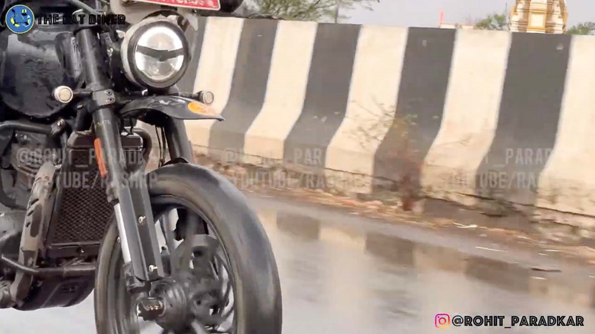 Mula de pruebas en acción de la nueva Triumph-Bajaj Scrambler