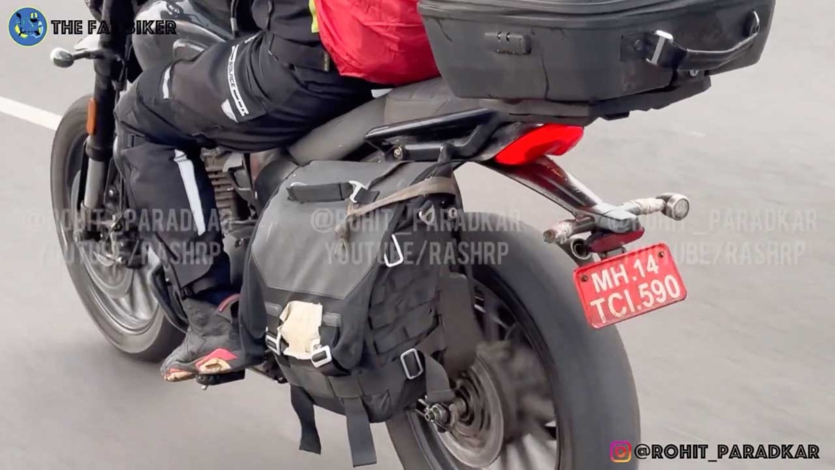Mula de pruebas en acción de la nueva Triumph-Bajaj Scrambler