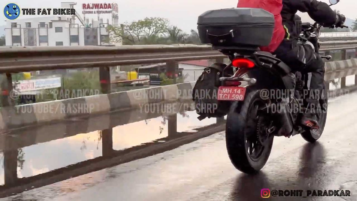 Mula de pruebas en acción de la nueva Triumph-Bajaj Scrambler