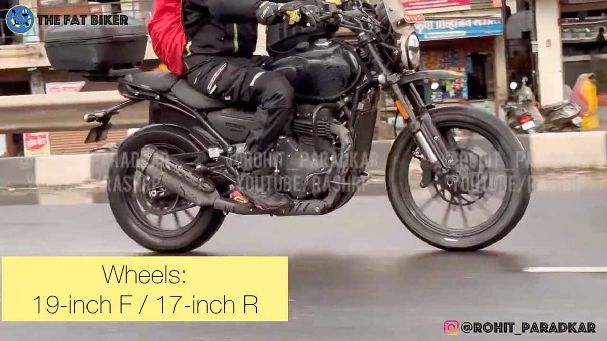 Mula de pruebas en acción de la nueva Triumph-Bajaj Scrambler