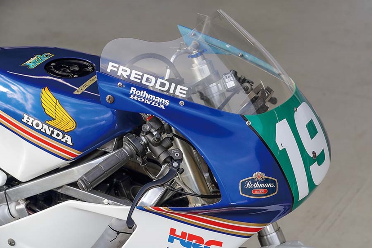 Honda NS250R Rothmans replica Freddie Spencer 1985 en detalle