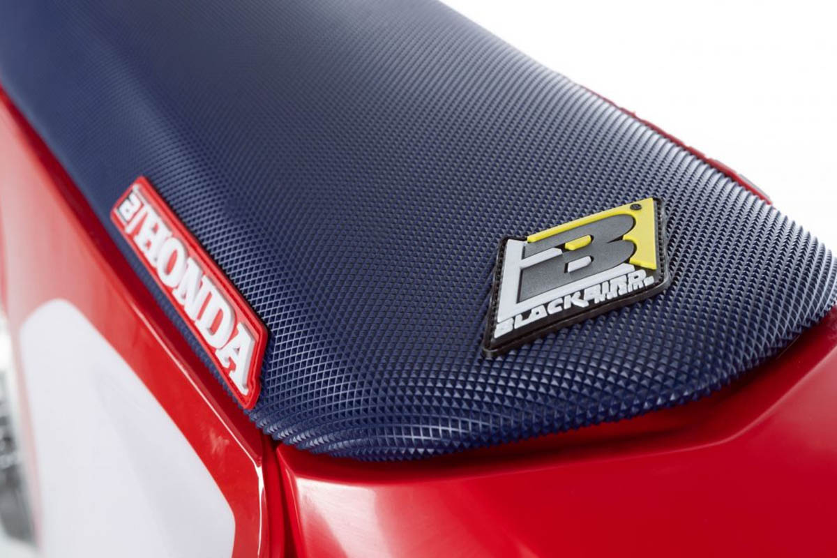 La funda de asiento azul es, quizás, la pieza más significativa en el diseño retro