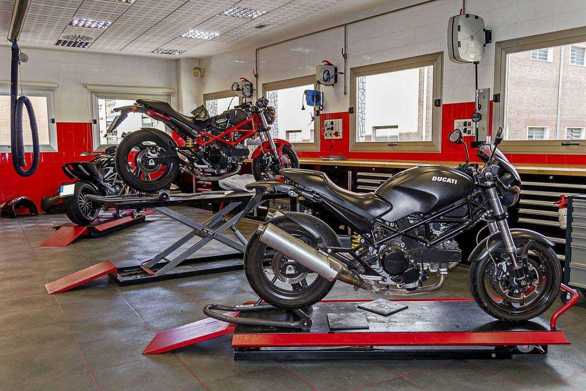¿Pierdes la garantía si llevas la moto a un taller multimarca?