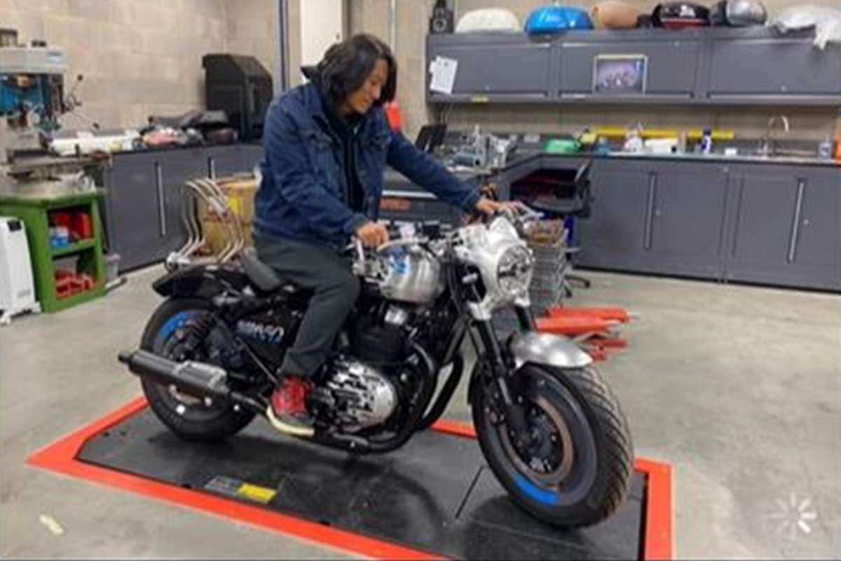 Visita del actor Sung-Ho Kang a las instalaciones de Royal Enfield