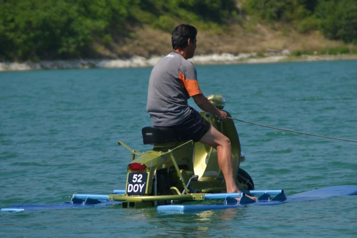 Costantino Frontalini probando su máquina en el lago di Cingoli