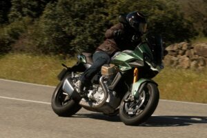 Moto Guzzi V100 Mandello 2023 en acción