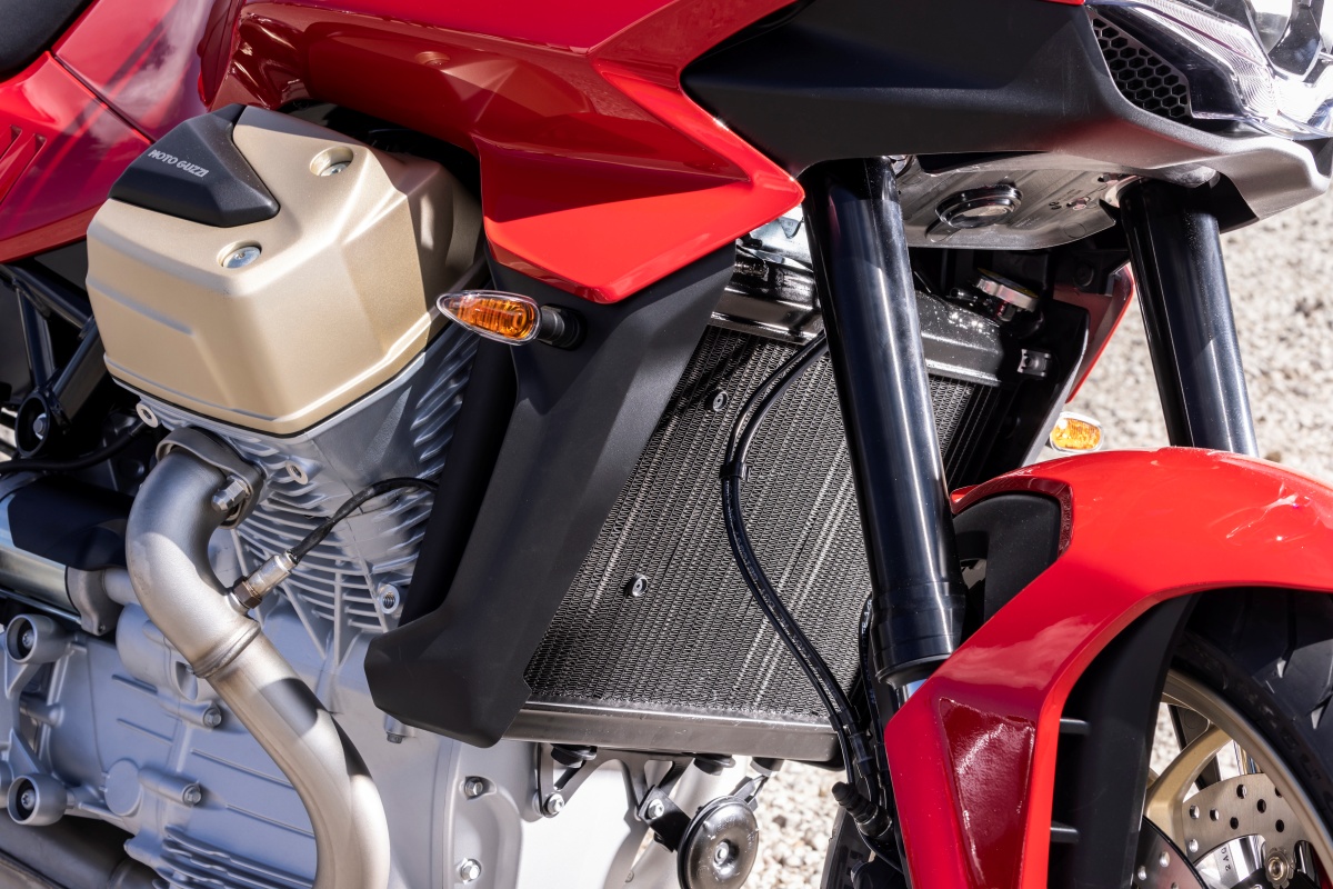 Por primera en la historia de Moto Guzzi el motor está refrigerado por agua