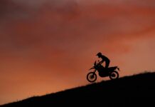 La moto empleada para las patentes es CRF450 Rally