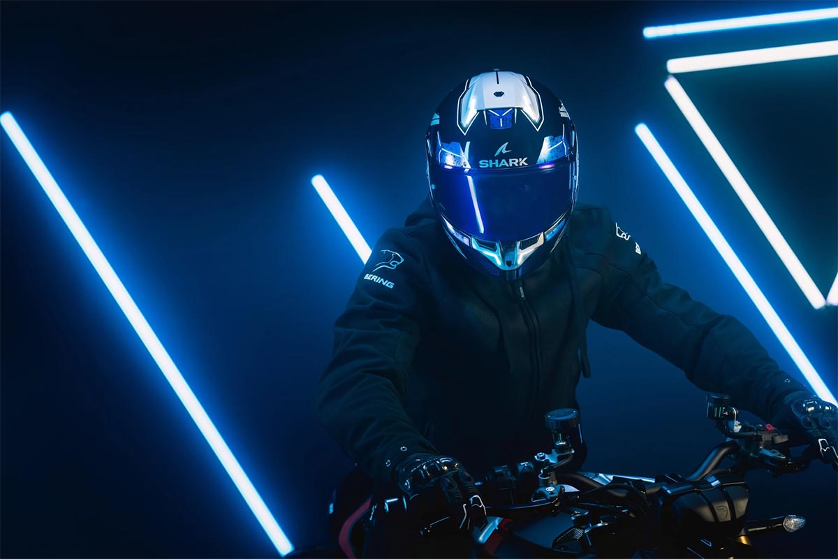 El casco también lleva iluminación delantera