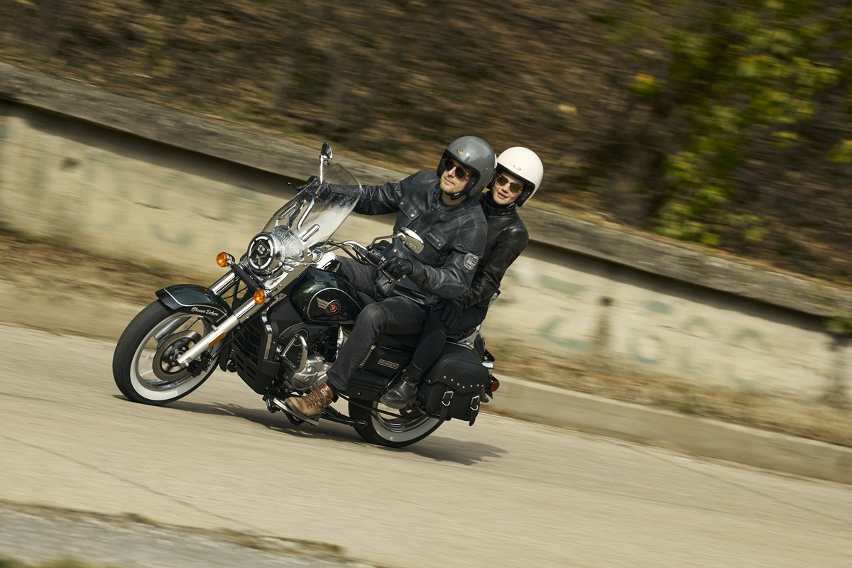 um_renegade_classicdeluxe125_action_011