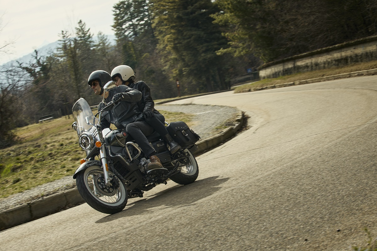 um_renegade_classicdeluxe125_action_014